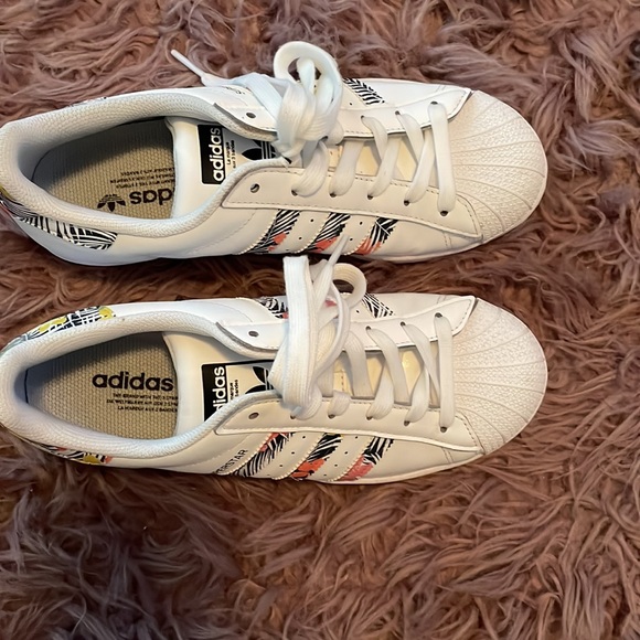 Very good cond kids size 6 fits as 7 1/2 womens Addidas superstar design shoes - Picture 2 of 8